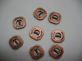 Koper kleurige vierkante knoop van Roos en Bizzkids.  15 mm. 