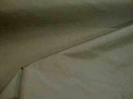 Een legergroene licht gewicht gladde jassenstof. Wind en waterdicht.  Nylonstof  1.40 mtr. br.