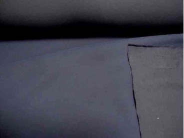 Een diep donkerblauwe jassenstof. De onderkant is glad de bovenkant iets geruwd. Winddicht, niet geheel waterdicht. Polyester  1