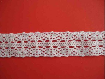 Kantklos kant Wit dubbelzijdig met gaatjes 25 mm. KKKR6