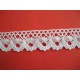 Kantklos kant Wit met gaatjes en rondjes 25 mm. KKKR7
