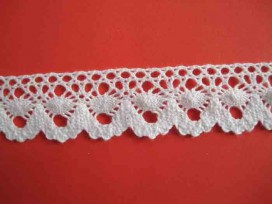Kantklos kant Wit met gaatjes en rondjes 25 mm. KKKR7
