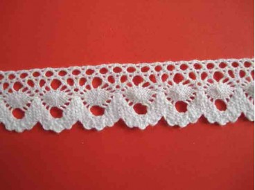 Kantklos kant Wit met gaatjes en rondjes 25 mm. KKKR7