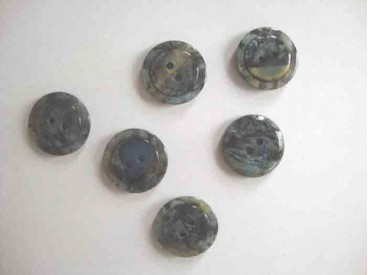 Een kunststof knoop met een doorsnee van 18 mm.  Donkerblauw glanzend gemeleerd met een cirkel  2 gaats