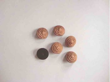 Kunststof knoop met krul op steeltje Oud bruin 15 mm. 652-S18