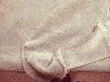 Zeer zachte en soepele licht taupe kleurige wellness fleece, geschikt voor kleding en hobby. 100% polyester 1.50 m . br. 260 gr.