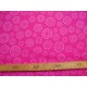 Een pink kleurige katoen met roze stip cirkels, 3 maten doorsnee. 100% katoen 1.44 mtr. br. 110 gr/m2. 