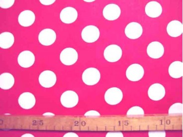 Rode katoen met grote witte stippen. Doorsnee stip is 22 mm. 100% katoen 1.44 mtr. breed 110 gr/m2