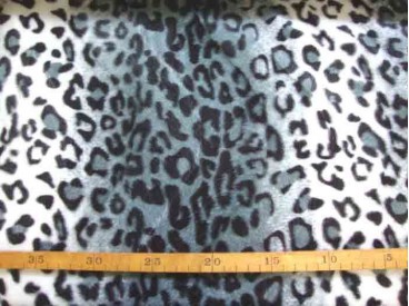 Een bontachtige velboa panter print. Naar 2 kanten, in golf, geschoren. Leuk voor kleding maar ook voor decoratie en interieur. 