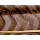 Een effen bruine velboa stof. Naar 2 kanten geschoren. in een golf.  100%pes  1.47 mtr.breed  235 gr/m2