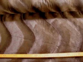 Een effen bruine velboa stof. Naar 2 kanten geschoren. in een golf.  100%pes  1.47 mtr.breed  235 gr/m2