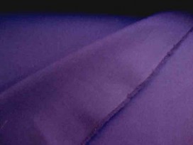 Canvas stof carbon blauw. Een stevige canvas stof om o.a. kussens, tafelkleden, jassen of tassen van te maken. 100% katoen.