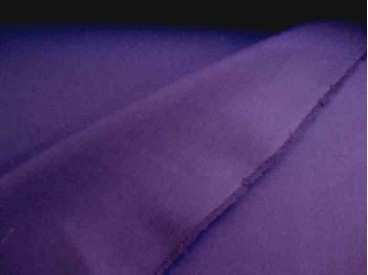 Canvas stof carbon blauw. Een stevige canvas stof om o.a. kussens, tafelkleden, jassen of tassen van te maken. 100% katoen.