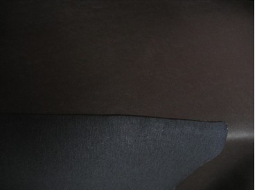 Imitatieleer. Mooie kwaliteit donkerbruine skai. Mooi donkerbruin. Kunstleer 75% pu/ 25% pl 1.37 mtr.br. 520 gr./M2