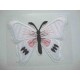 Een witte vlinder applicatie van 7 x 6 cm.  Om te plakken of te strijken, 2 in 1.