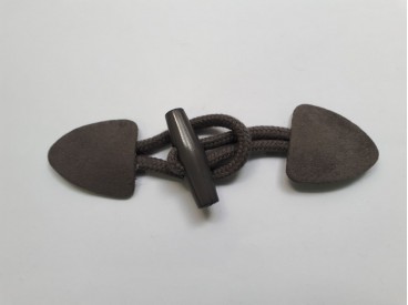 Donkergrijze opnaaibare houtje/touwtje sluiting. 15 x 4 cm.