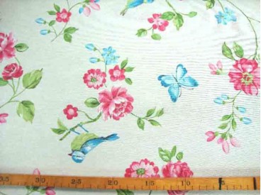 Decoratiestof met een ottoman binding met een bloem, vogel en vlinder print. 70% katoen/30% polyester 1.40 mtr. breed 170 Gr. M2