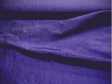 Taftzijde. Donker kobalt.  Ook leuk voor feestkleding  58%pe/42%pa  1.40 mtr breed.  120 gram p/m2