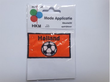 Een oranje opstrijkbare applicatie van 8 x 5 cm.  Holland met voetbal