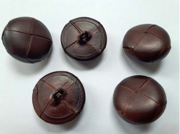 Leerknoop donkerbruin. 21 mm. doorsnee.